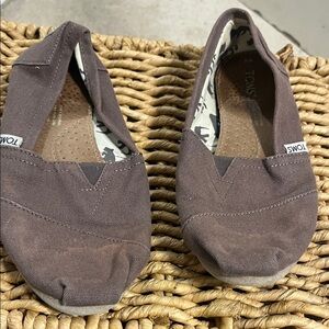 TOMS size 6